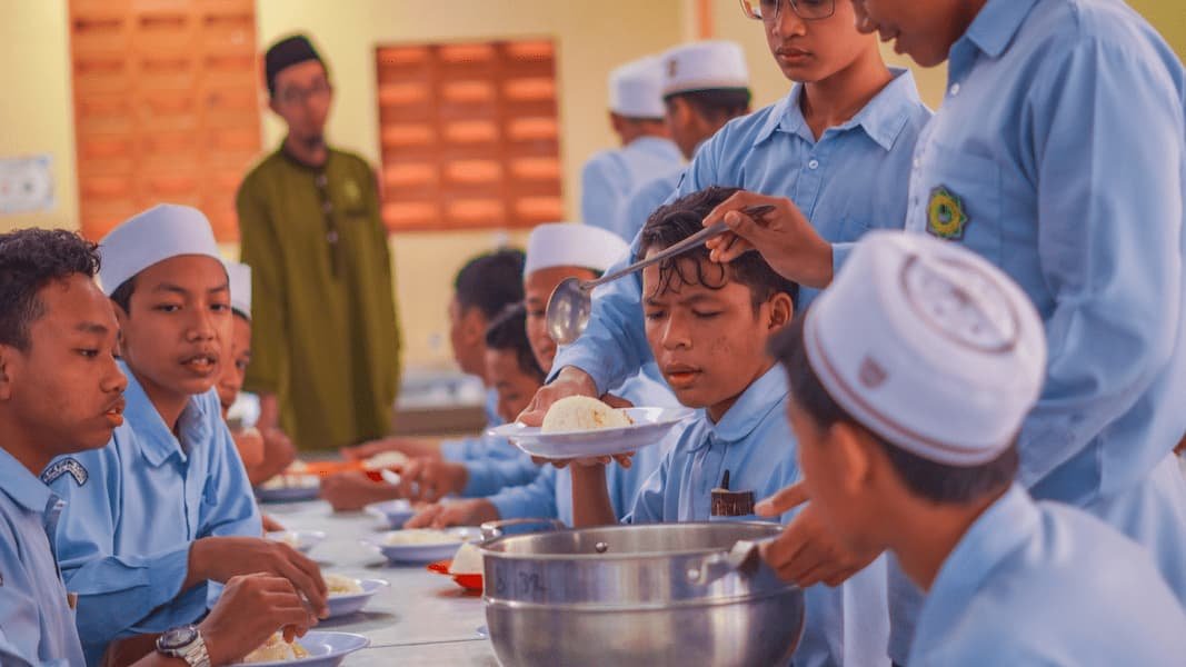 Suasana Makan di Ruang Makan Santri MTs-MA Hidayatullah Yogyakarta