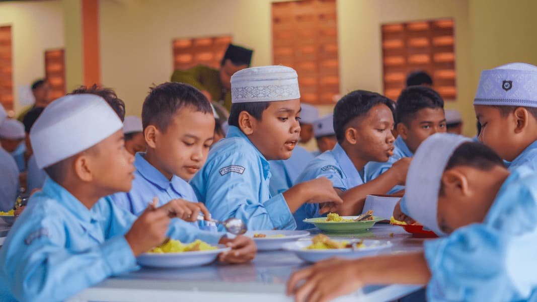 Suasana Makan di Ruang Makan Santri MTs-MA Hidayatullah Yogyakarta