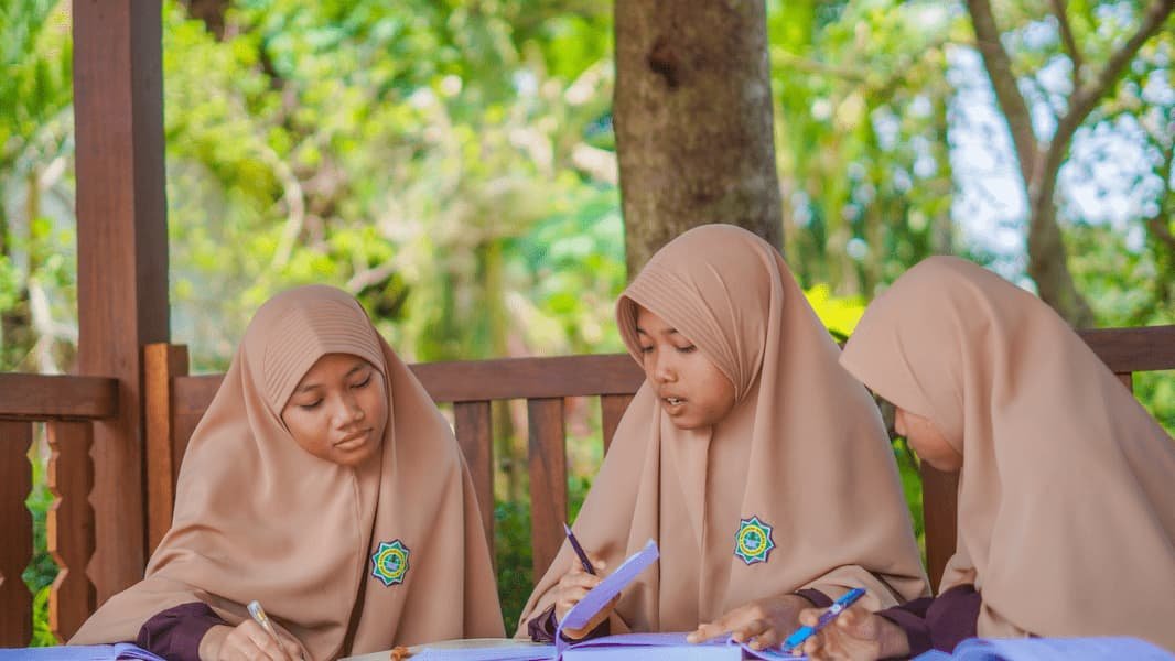 Santri MTs Tahfidz Putri Hidayatullah Muntilan