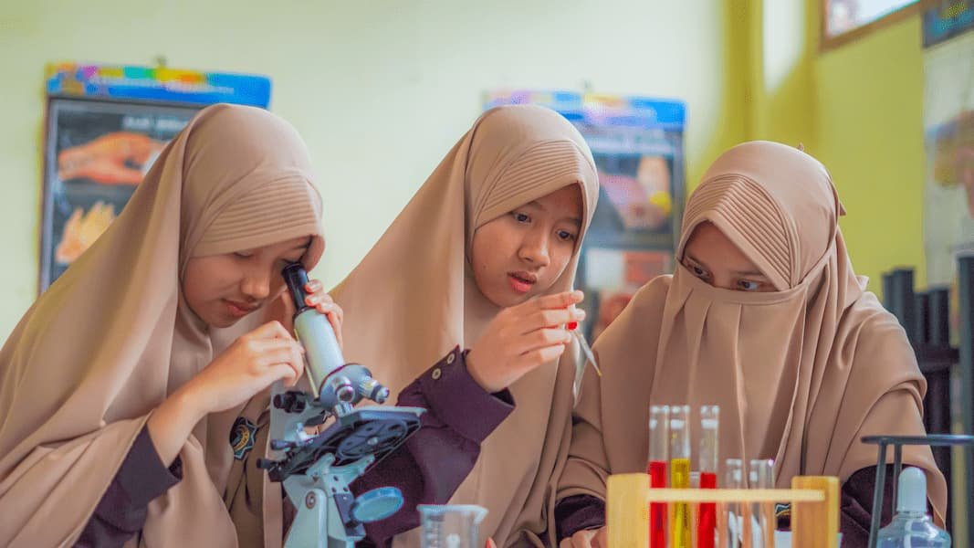Suasana Laboratorium Kimia MA Tahfidz Hidayatullah Putri Magelang