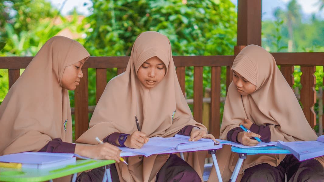 Santri MTs Tahfidz Putri Hidayatullah Muntilan