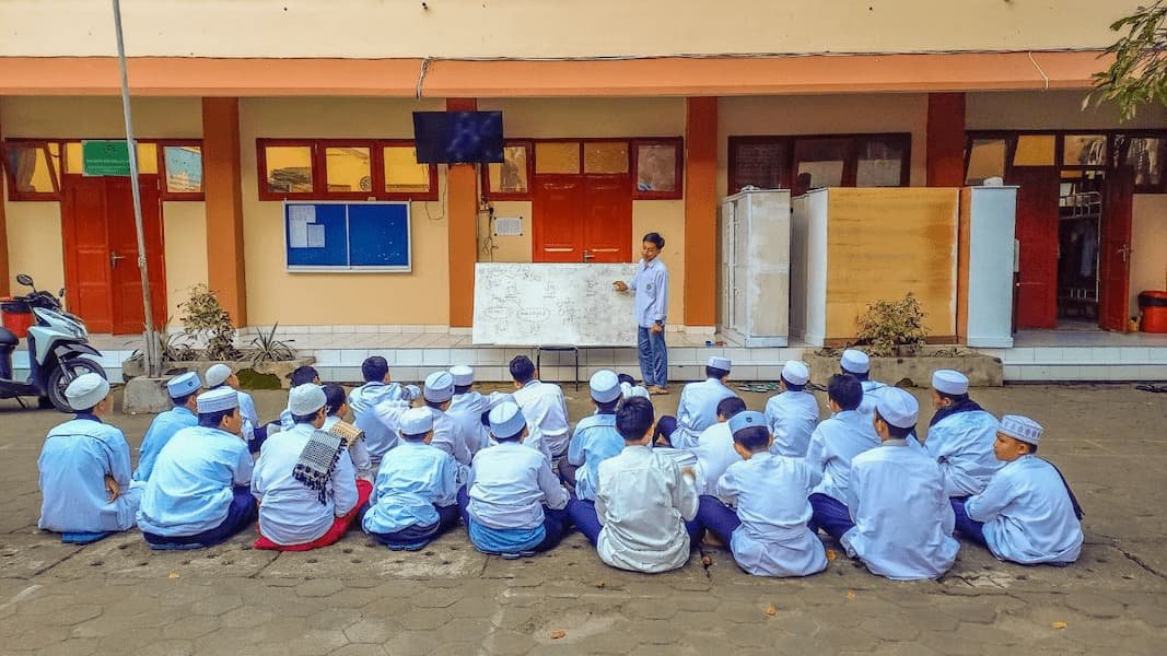 Santri MTs-MA Hidayatullah Yogyakarta sedang Muhaddasah & Tasjilul-Mufradat (Pengayaan kosakata Arab dan Inggris)