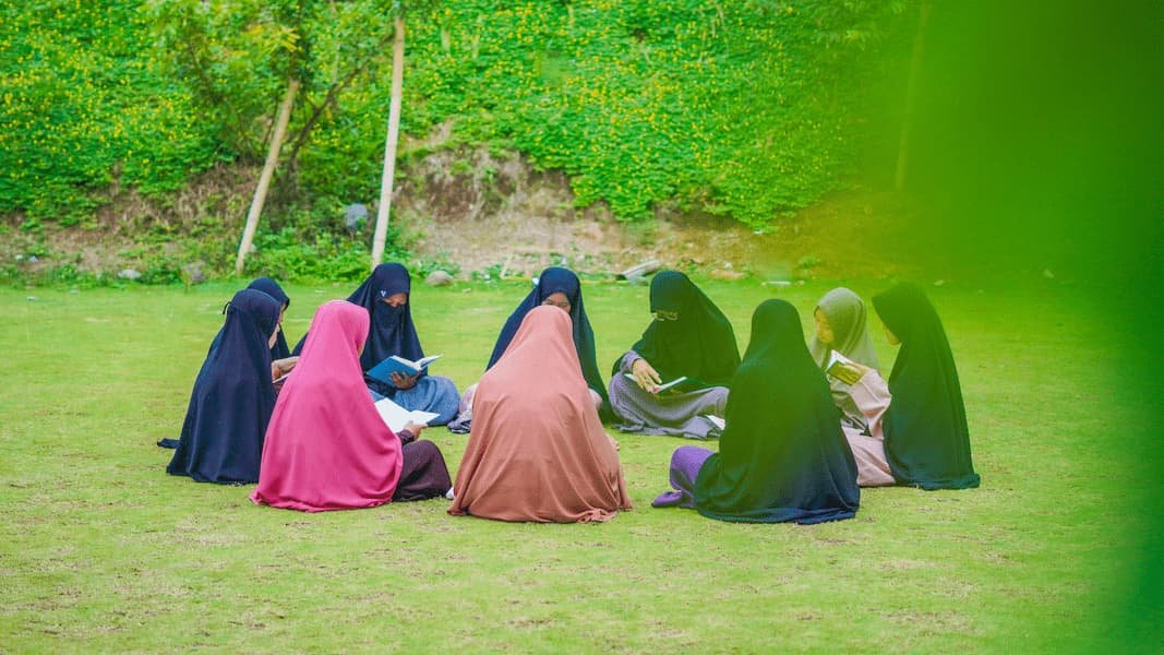 Halaqoh Santri MA Tahfidz Putri Hidayatullah Di Alam