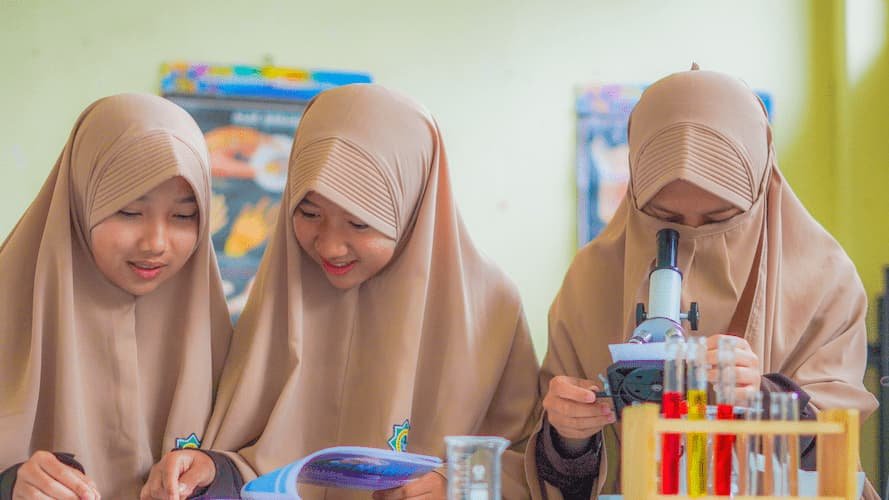 Suasana Laboratorium Kimia MA Tahfidz Hidayatullah Putri Magelang