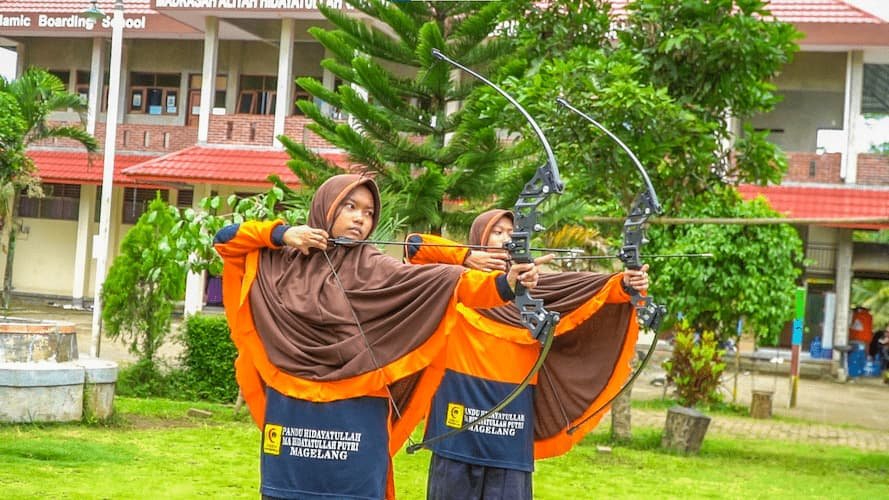 Ekstrakulikuler Panahan Santri MA Tahfidz Putri Hidayatullah Magelang