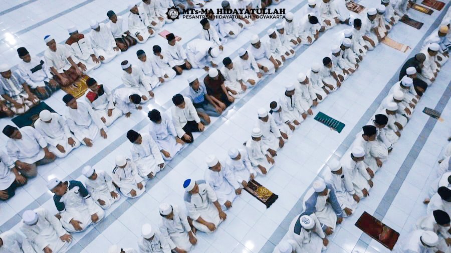 Santri MTs MA Hidayatullah jogja sholat lail