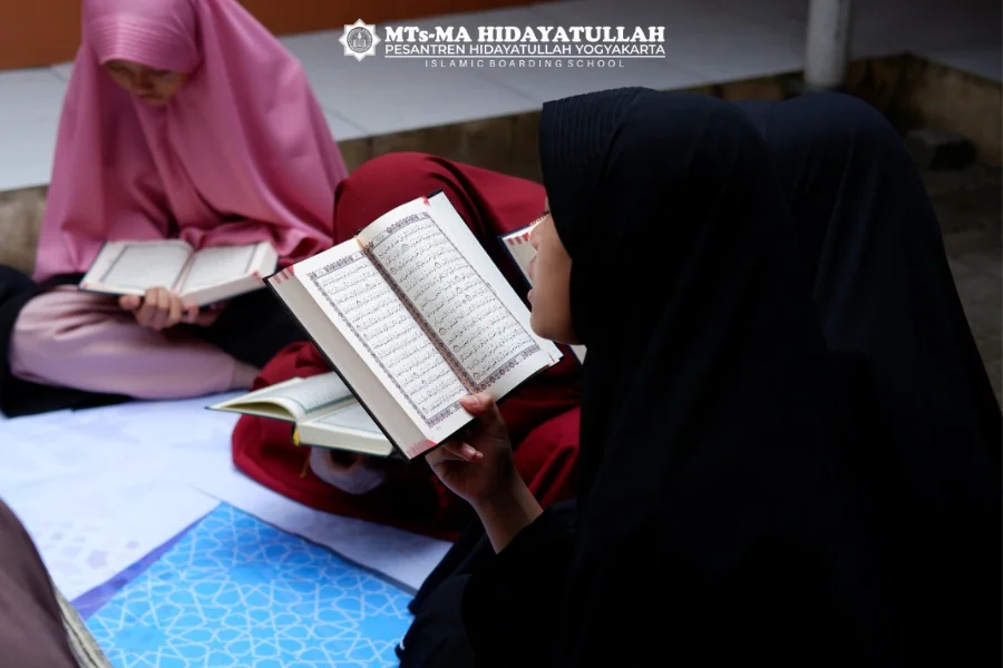 Santri MTs Tahfidz Hidayatullah Putri Muntilan Mengadakan Tasmi' 15 Juz Sekali Duduk di Masjid Khoiru Ummah