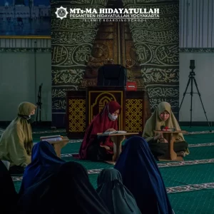 Santri MTs Tahfidz Hidayatullah Putri Muntilan