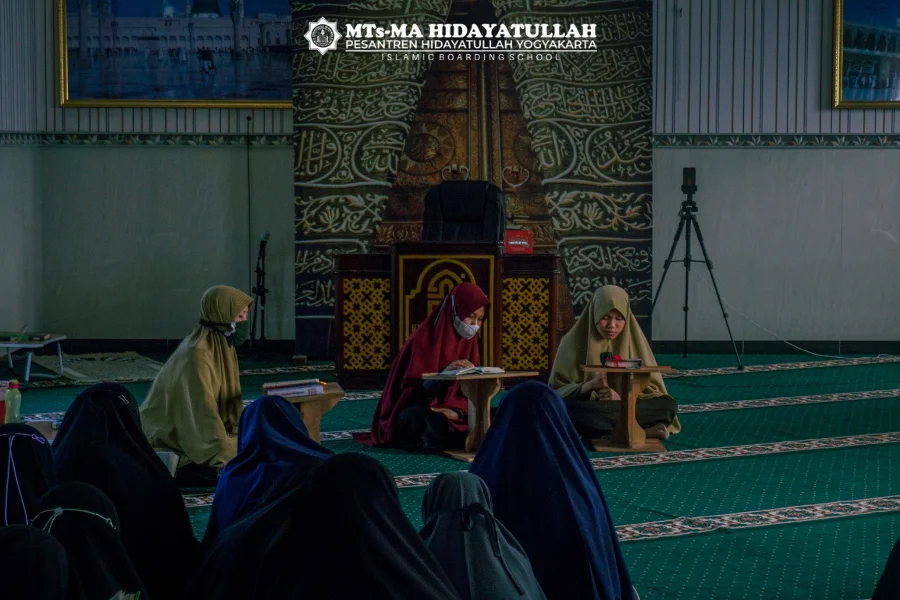 Santri MTs Tahfidz Hidayatullah Putri Muntilan