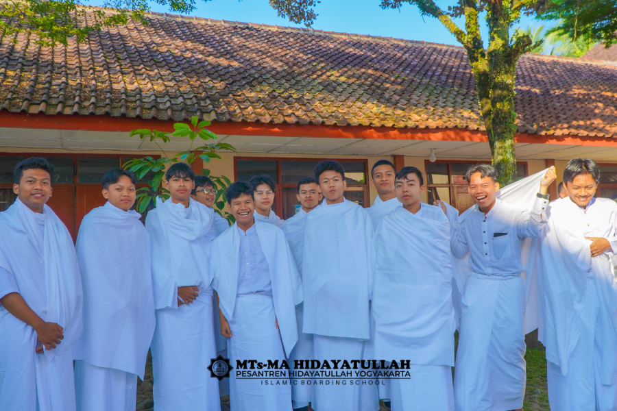 Santri MTs-MA Hidayatullah Mengikuti Pelatihan Manasik Haji