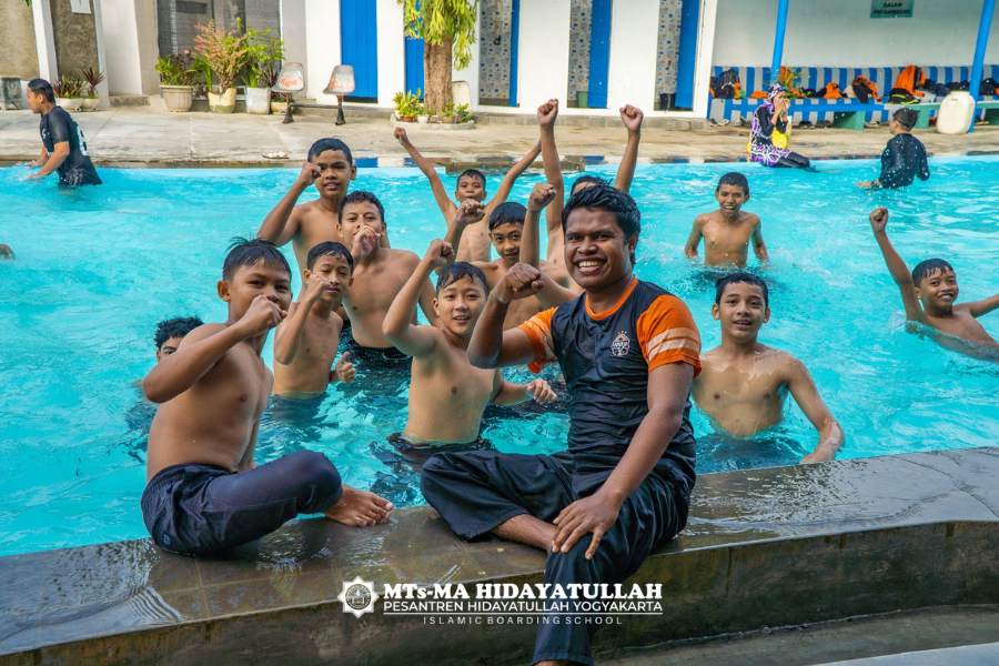 Santri MTs-MA HIdayatullah Yogyakarta Renang Bersama