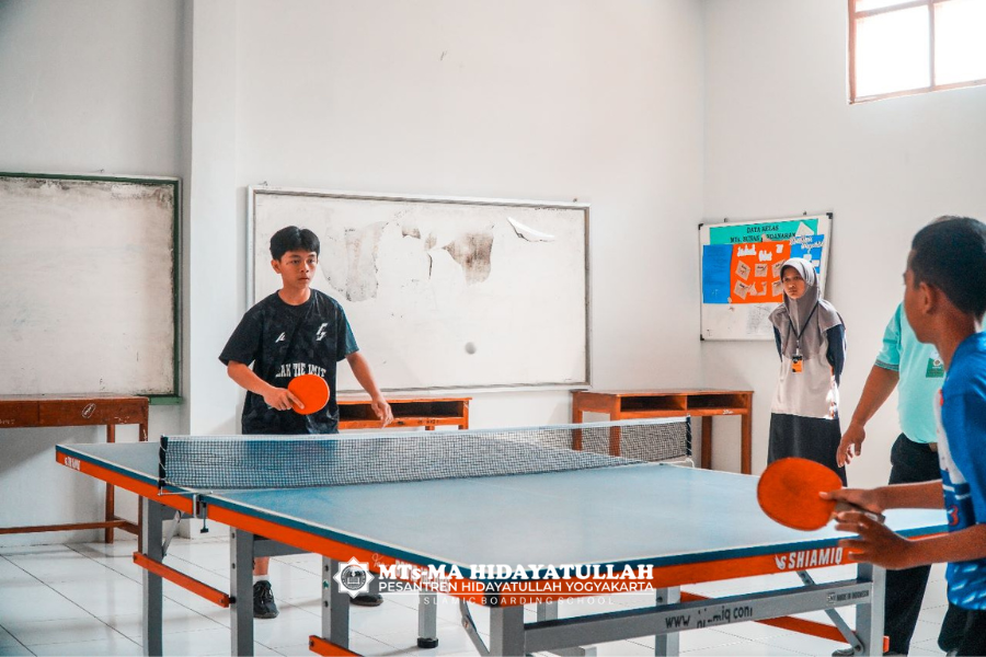 Afkar Raisal Bihar D, Santri MTs Hidayatullah Yogyakarta Kelas 9 dilatih oleh Ust Ridho Subhan, dalam pertandingan cabang tenis meja