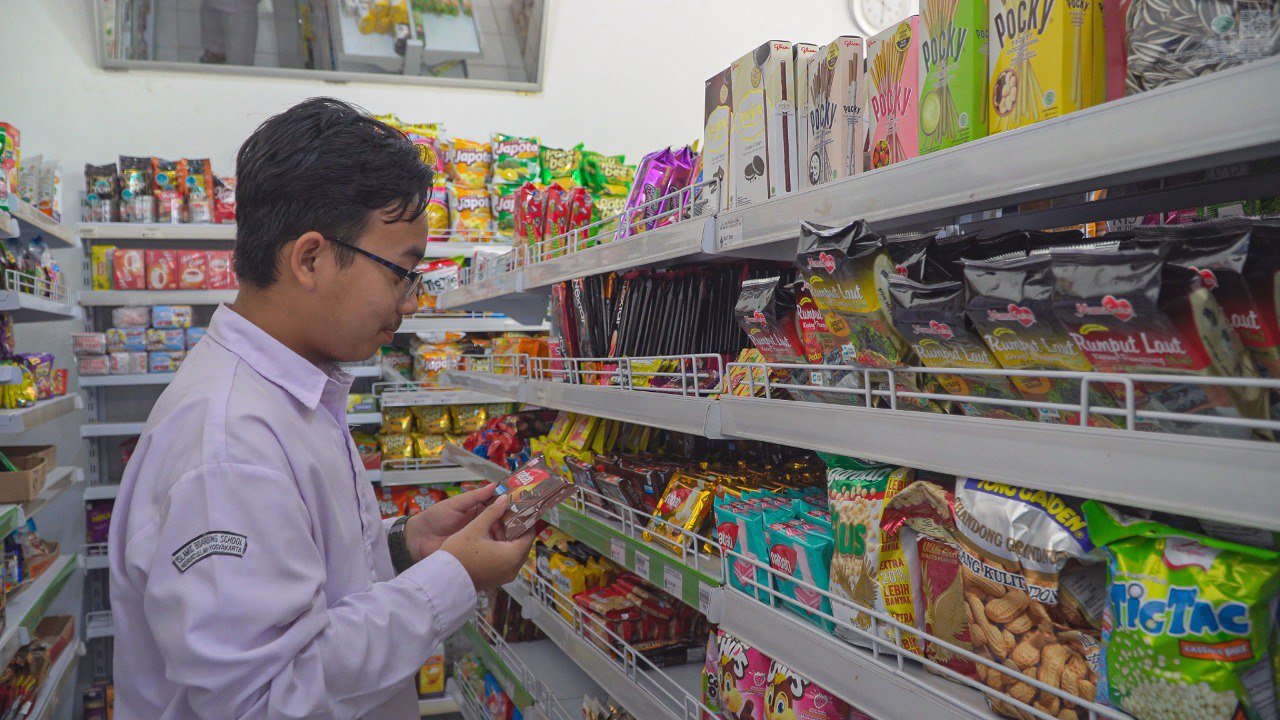 Santi Belanja di Koperasi As-Sakinah Pesantren Hidayatullah Jogja