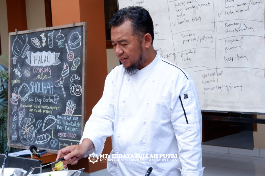 Chef Berlin pada Halal Cooking Ala Sholihah Santri MTs Hidayatullah Putri Muntilan