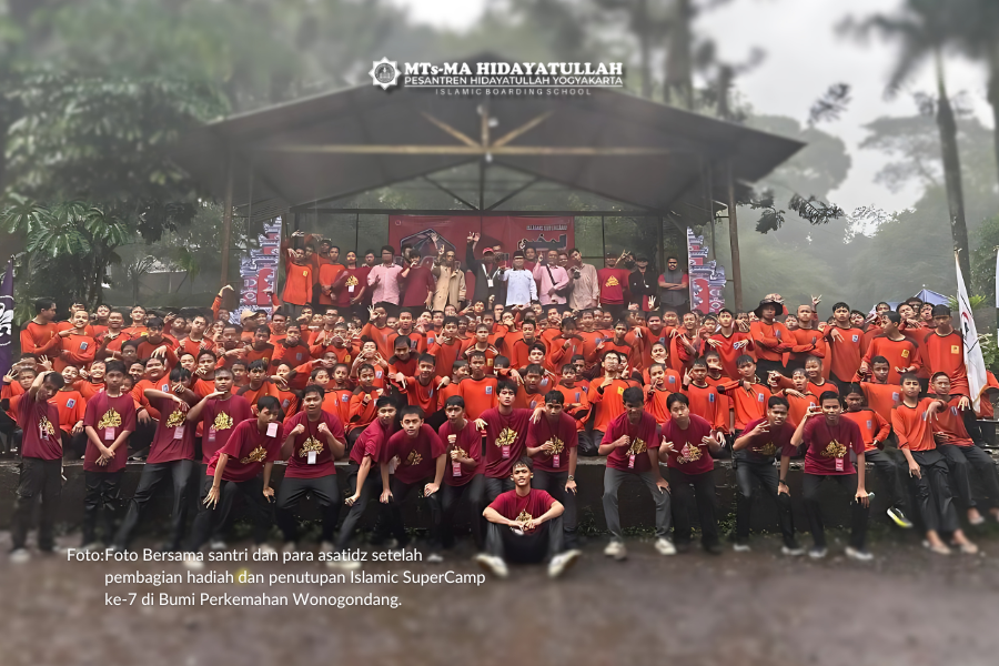 Foto Bersama santri dan para asatidz setelah pembagian hadiah dan penutupan Islamic SuperCamp ke-7 di Bumi Perkemahan Wonogondang.