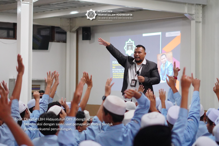 Direktur LBH Hidayatullah DIY-JatengBagsel berinteraksi dengan santri saat pemaparan materi bentuk dan konsekuensi perundungan - Pesantren Hidayatullah Yogyakarta.
